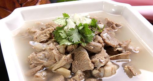 砂锅清炖羊排，美味又健康的家常菜（一道清爽鲜美的夏日食谱）