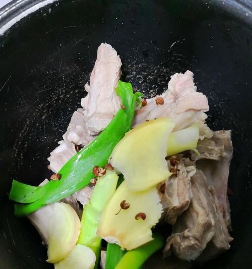 砂锅清炖羊排，美味又健康的家常菜（一道清爽鲜美的夏日食谱）