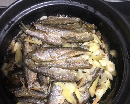 砂锅焖鱼的做法（做出口感鲜美的砂锅焖鱼）