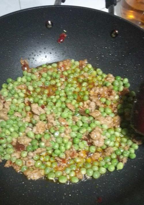肉末豌豆的美味做法（简单易学的烹饪方法让你轻松做出口感绝佳的肉末豌豆）