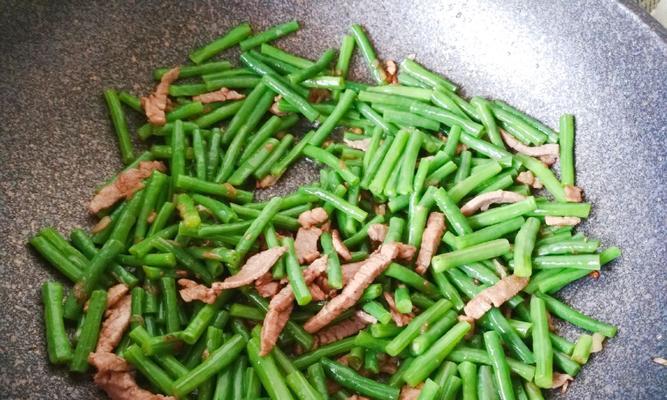 美味肉末烧豆角（家常下饭菜不可错过的一道佳肴）