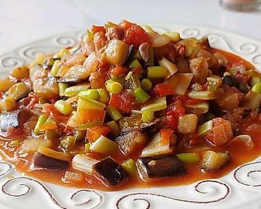 肉末炒茄丁，鲜香美味的家常菜（用简单的方法做出营养丰富的美味）