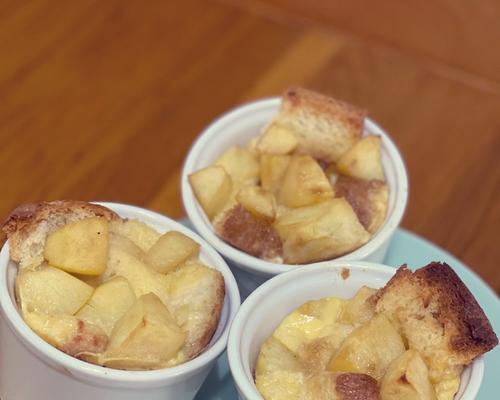 简单制作肉桂苹果面包布丁（用面包与苹果打造美味甜点）