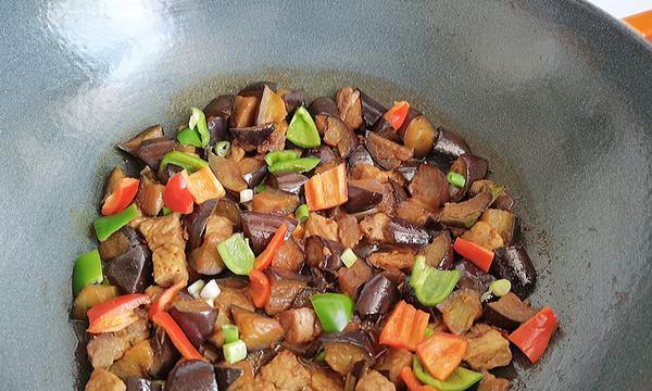 肉丁拌豆腐的做法（一道简单营养的素食佳肴）