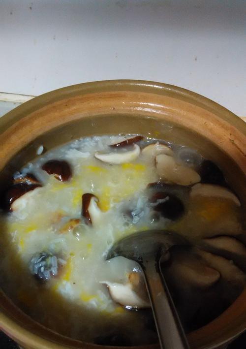 打造健康早餐，香菇小米粥，不可错过的美味佳肴（掌握小米粥的烹饪技巧）