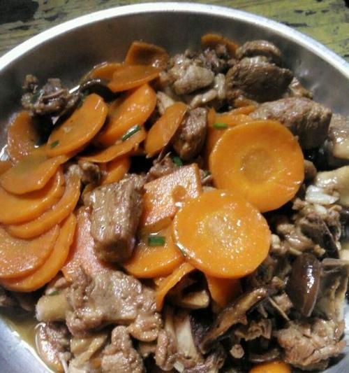 用鸭肉和香菇，做出口感鲜美的家常菜（用鸭肉和香菇）