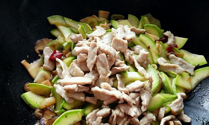 家常美食，青红椒西葫芦炒肉片（色香味俱佳）