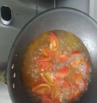 学会如何制作美味可口的西红柿鸡蛋汤（用新鲜食材制作一道营养丰富的汤-西红柿）