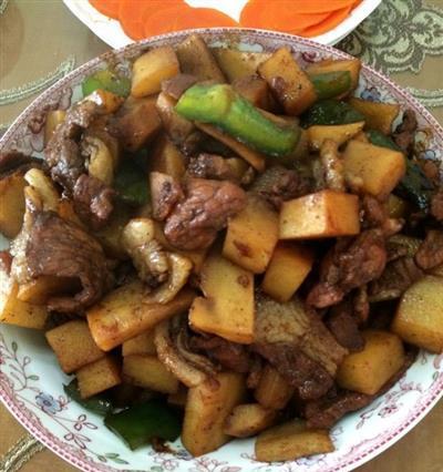 青椒土豆炒肉片的做法（健康美味的家常菜谱）
