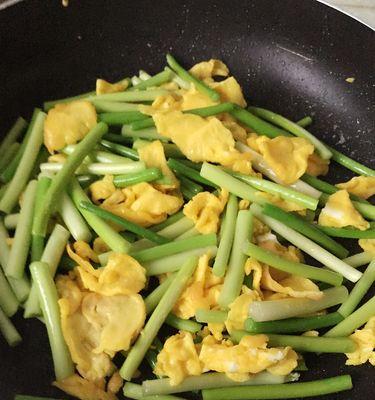 青椒蒜薹炒鸡蛋的做法（用家常食材轻松烹饪美味佳肴）