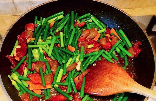 蒜苔炒腊肉，香味四溢（制作一道美味的家常菜）