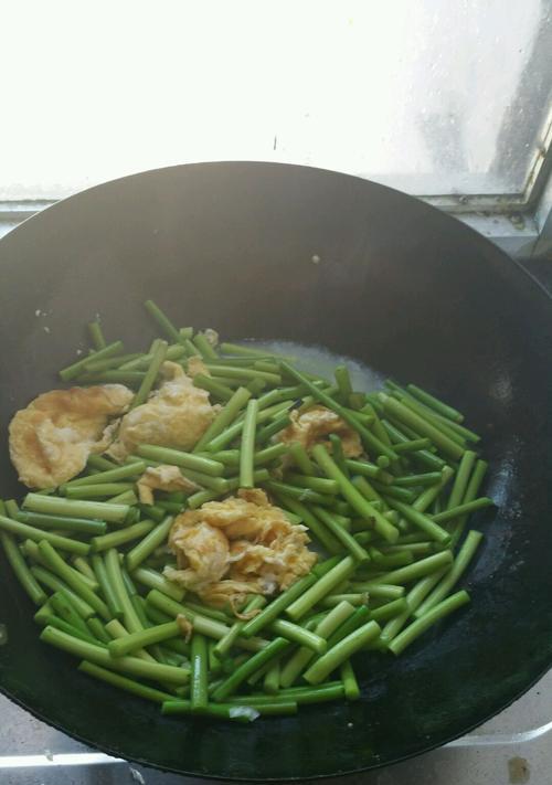 青蒜苗炒鸡心，健康美味的家常菜（以青蒜苗为主料）