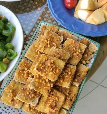 雨丝卷的制作方法（用家常食材制作营养美味的雨丝卷）