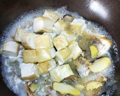 三文鱼头炖豆腐，鲜美营养（海鲜与豆腐的完美结合）