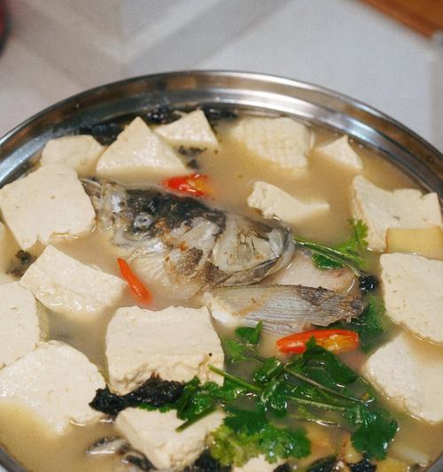 以鱼头煲豆腐，做一锅清香美味（鲜美鱼头与嫩滑豆腐的完美结合）