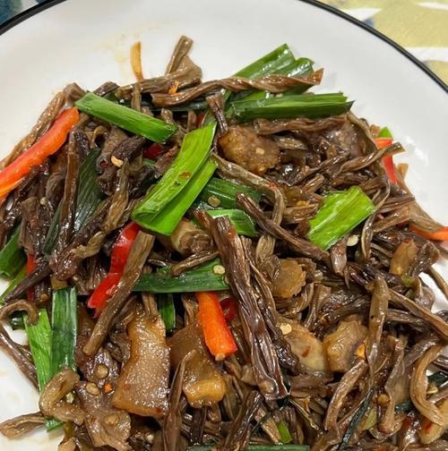 用鱼饼炒豆角，口感鲜香美味（家常菜谱）