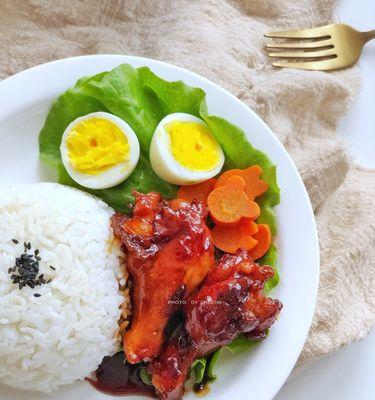 柚香洋葱鸡腿饭的美食制作（美味鸡肉佳肴的详细步骤）