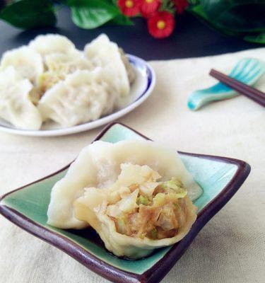 手把手教你制作美味鱿鱼馅水饺（传统美食之新变革）