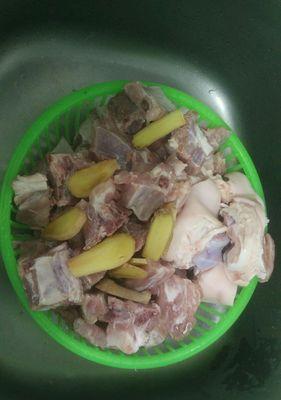 椰香牛排骨汤的制作方法（让您味蕾沉浸在热带风情中）