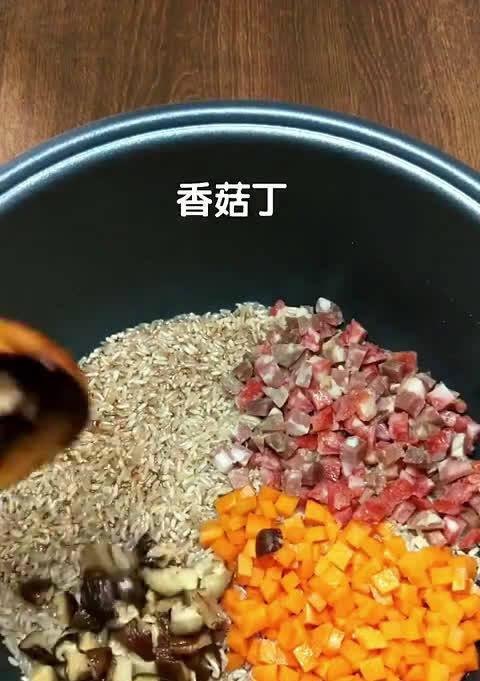 美味蟹味菇焖饭的制作方法（以蟹味菇为主角）