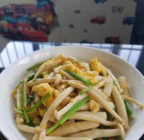 蟹味菇炒蛋的简易做法（以蟹味菇和鸡蛋为主材料的美味佳肴）