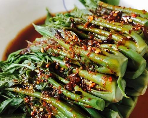 以笑脸香椿汉堡为原材料的自制美食（快乐用心打造的汉堡美食）