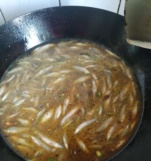 小鱼酱的制作方法（享受美食的简单方法）