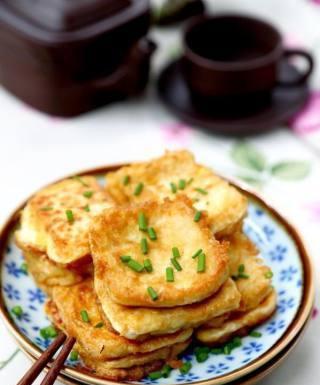 小香葱煎豆腐的制作方法（健康美味的素食佳肴）