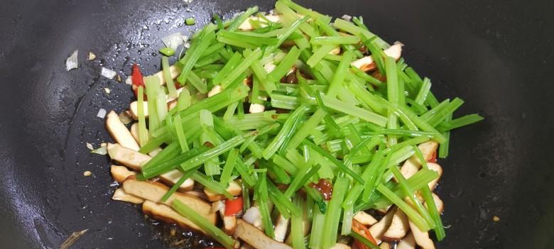 肉丝香干炒西芹（用鲜美的肉丝和香干搭配清爽的西芹）