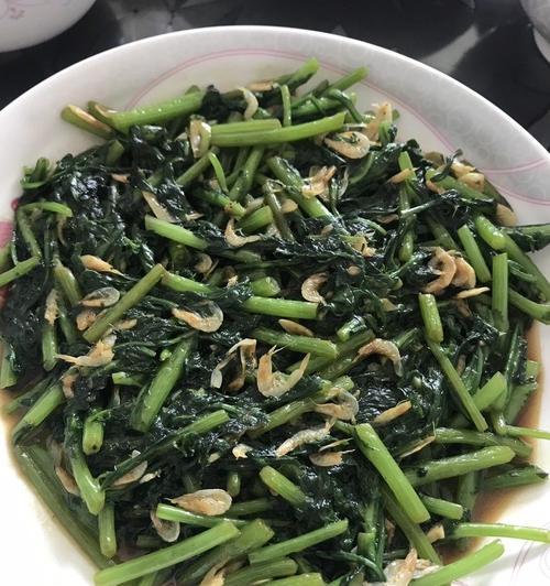 香脆茼蒿，美味佳肴（以茼蒿为主材料的健康美食）