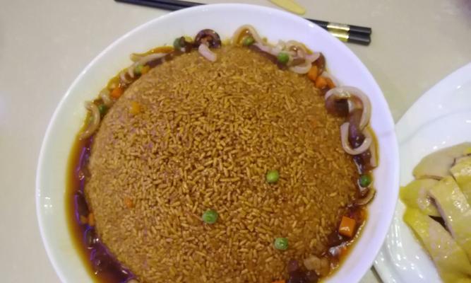 如何制作香脆美味的锅巴（煮熟饭后也能省钱美味的食品）