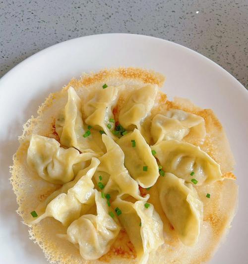 香葱猪肉水饺锅贴的制作方法（美味又简单的家常小吃）