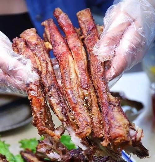 香醇奶茶，内蒙古锡林郭勒盟的代表性饮品（品味内蒙古的传统风味）