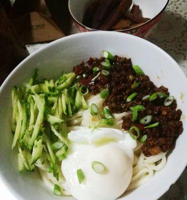 用香椿制作熏干炸酱面，让你体验不一样的美食体验（简单易学的香椿熏干炸酱面的制作方法）