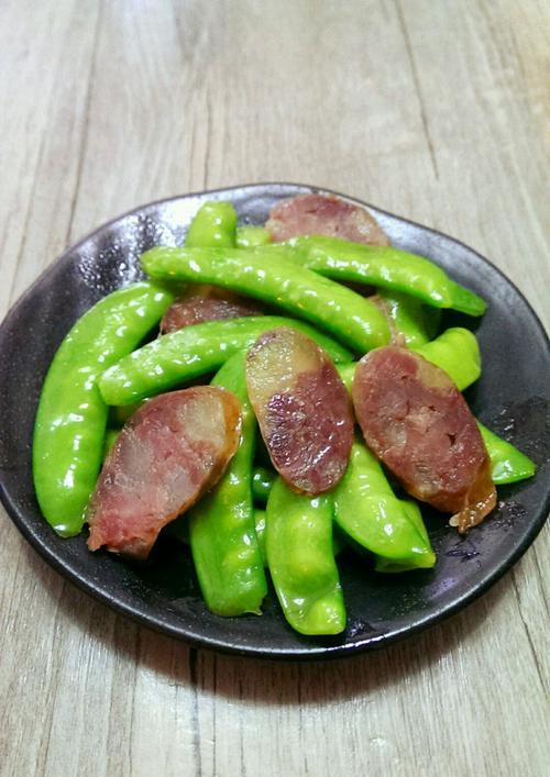 如何制作香肠豌豆海苔饭卷（一道美味又简单的餐点）