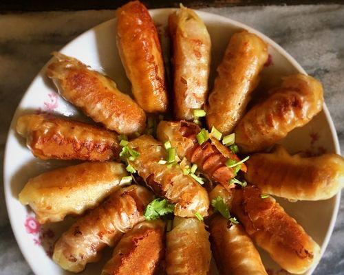 学会制作美味香肠飞饼卷（简单易学的制作方法）