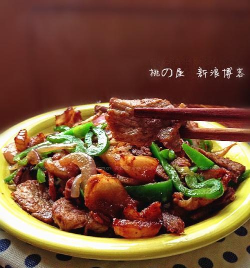 以香菜青椒小炒肉的家常做法（清爽口感的健康料理）