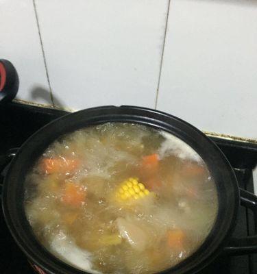 家常美食，西红柿玉米煲猪骨（营养美味的汤品）