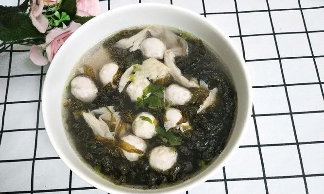 家常美食——以西红柿虾米紫菜汤（健康营养易做的汤菜）