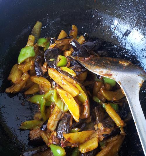 用西红柿酱制作美味茄子菜肴（简单易学的菜谱教你如何制作受欢迎的茄子佳肴）