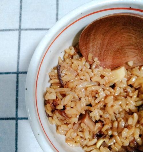 土豆香菇香肠焖饭的做法（美味可口的家常料理）