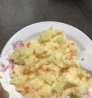 教你如何制作美味的土豆香菇肉末饼（简单易学的做法）