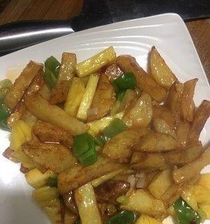 五花肉炒土豆条（家常美食）