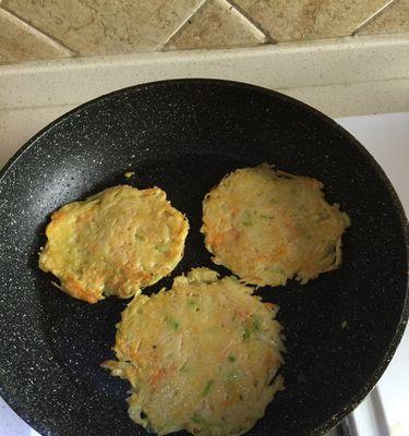 尝鲜土豆丝饼，传统口味与创新美食的完美融合（家庭自制土豆丝饼）