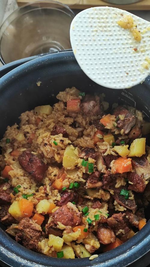 土豆排骨焖饭，美味可口的家常美食（学会这个做法）