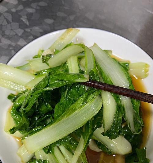 蒜香肉末淋小白菜的做法（用鲜美的肉末和清爽的小白菜）