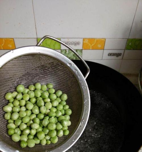 绿色美味，营养丰富——以蒜香青豆拌金针菇（健康饮食）