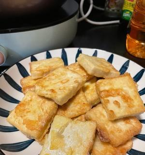 蒜香煎豆腐的做法（一道简单易学的美食佳品）