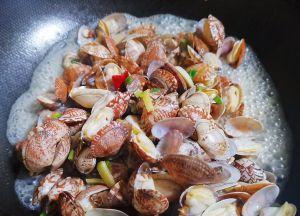 用蒜香花蛤制作美味佳肴（体验鲜嫩口感）