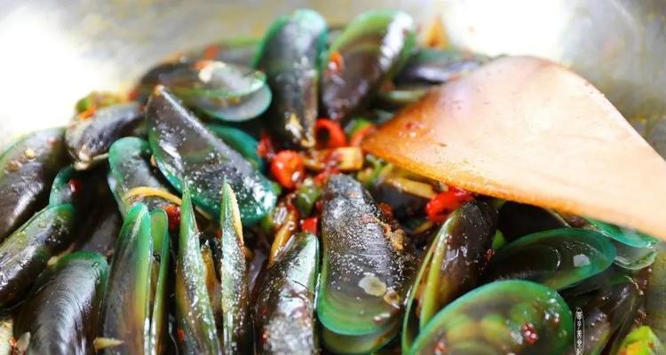 用蒜香调味，轻松做出美味淡菜（蒜香淡菜的做法及美食烹饪技巧）